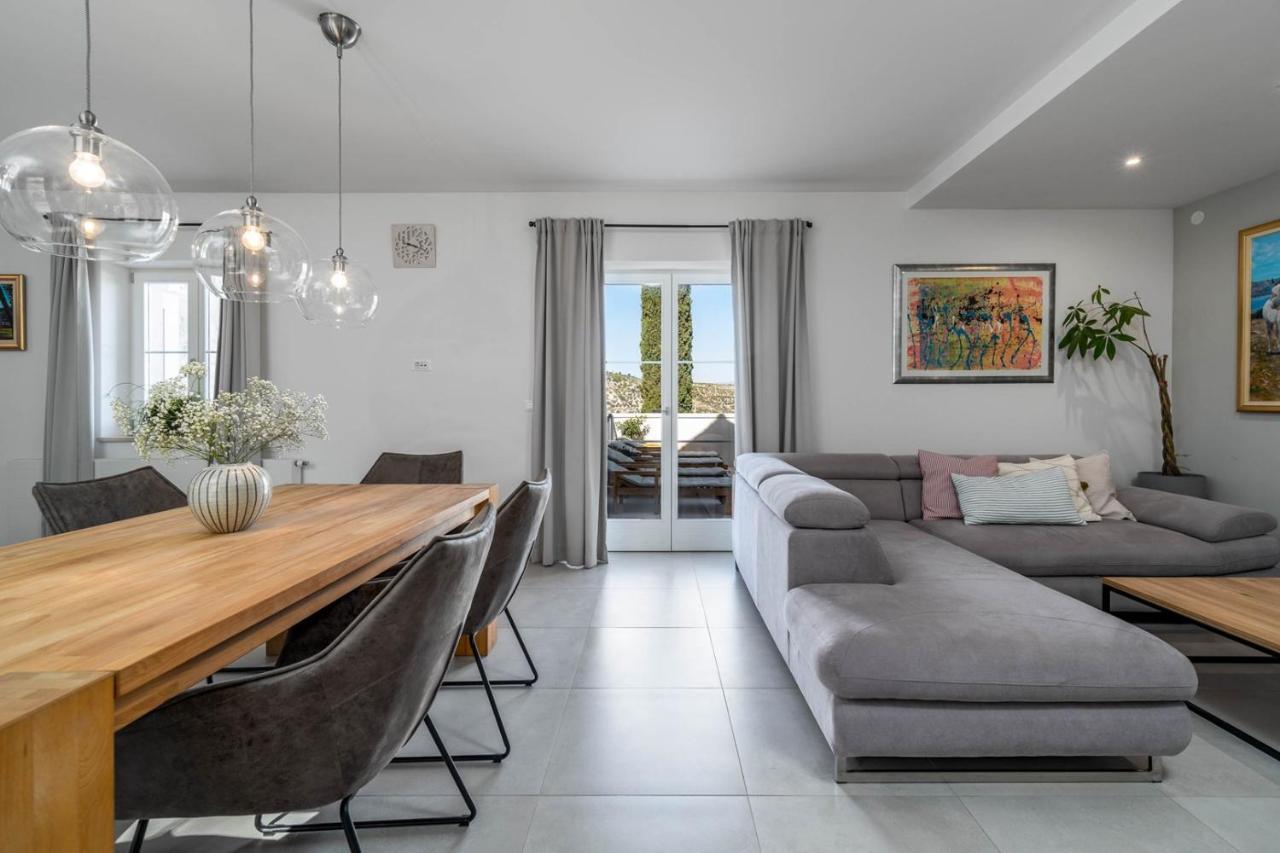 New Villa Ani! Traditional And Luxurious 4-Bedroom Villa With Heated Pool And Sea Views Postira Exterior foto