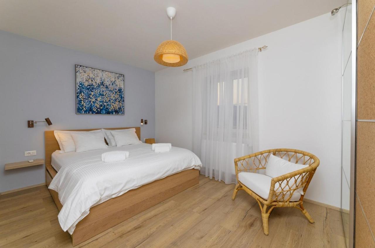 New Villa Ani! Traditional And Luxurious 4-Bedroom Villa With Heated Pool And Sea Views Postira Exterior foto